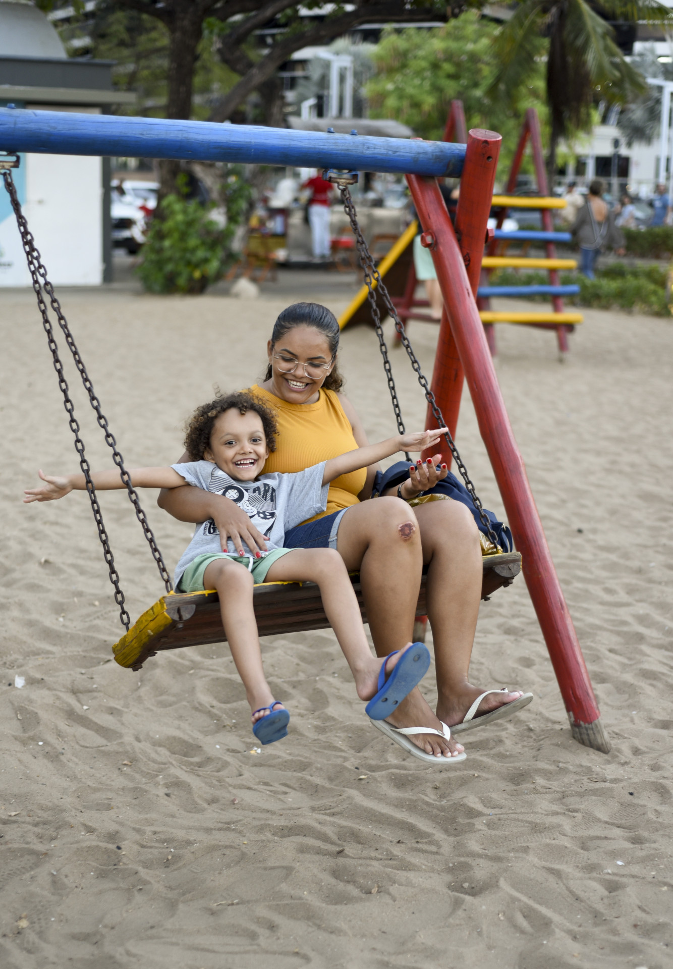 Parquinho na Beira-Mar. Na foto, Benicio Silva (5 anos), acompanhado da mãe Richele Crisangela (35 anos). Foto Nayana Melo/Especial para O Povo.