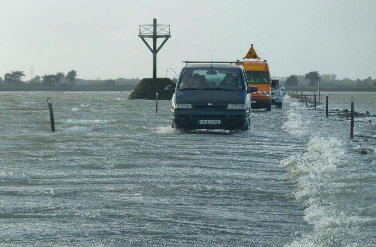 O fenômeno das marés é o que dá vida à Passagem do Gois. Duas vezes ao dia, o oceano engole completamente a estrada, tornando-a invisível e perigosa. Esse ciclo natural é previsível, mas exige que os viajantes consultem horários específicos antes de se aventurar. A estrada é, portanto, um símbolo da dependência humana em relação às forças da natureza.
