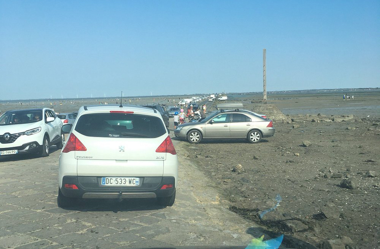 Hoje, a estrada é também uma atração turística. Afinal, visitantes do mundo inteiro vêm para testemunhar o espetáculo das marés e atravessar o caminho. Muitos registram fotos icônicas, com carros e bicicletas sobre a faixa estreita cercada pelo mar. 