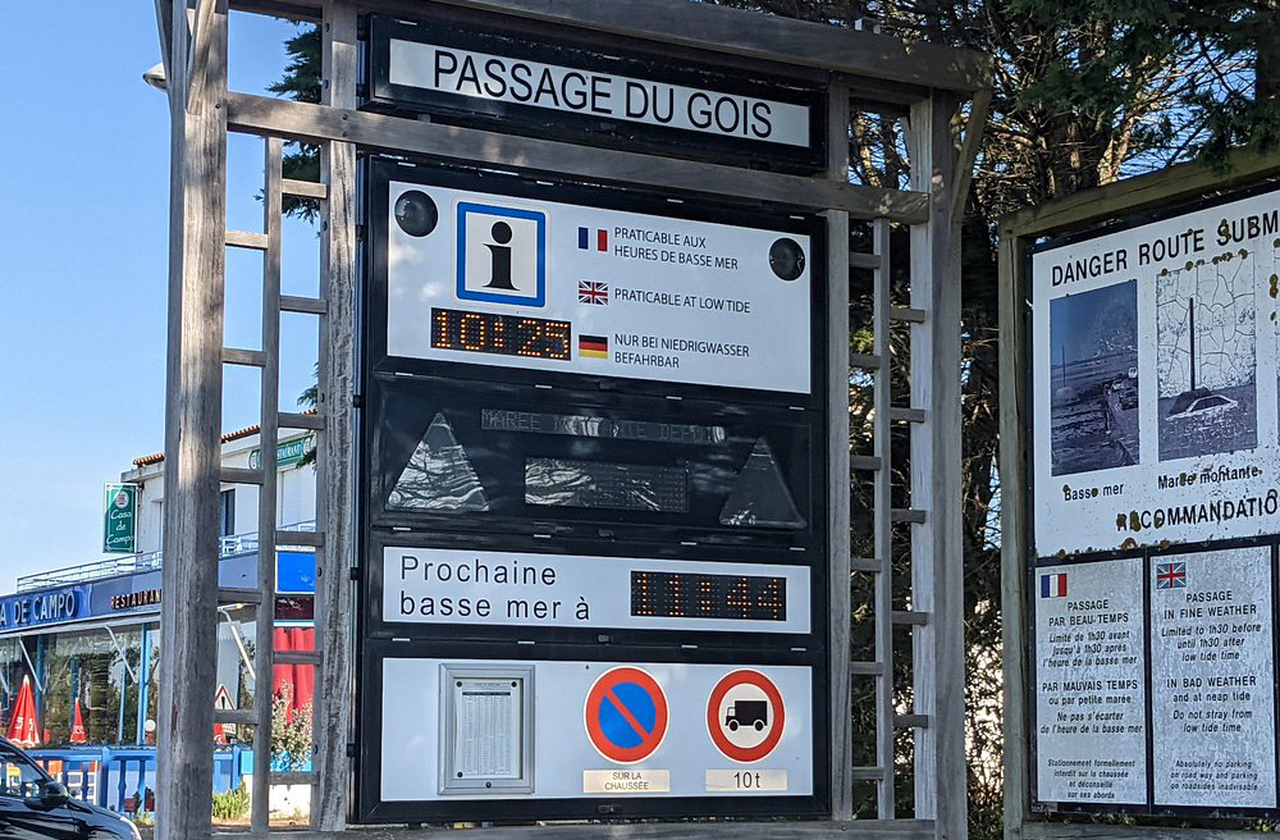 A travessia exige planejamento. Guias locais e aplicativos de maré informam os horários seguros para cruzar. Normalmente, há uma janela de apenas algumas horas em cada ciclo e quem ignora os avisos corre o risco de ficar preso pela água. A prudência, portanto, é parte crucial da experiência.