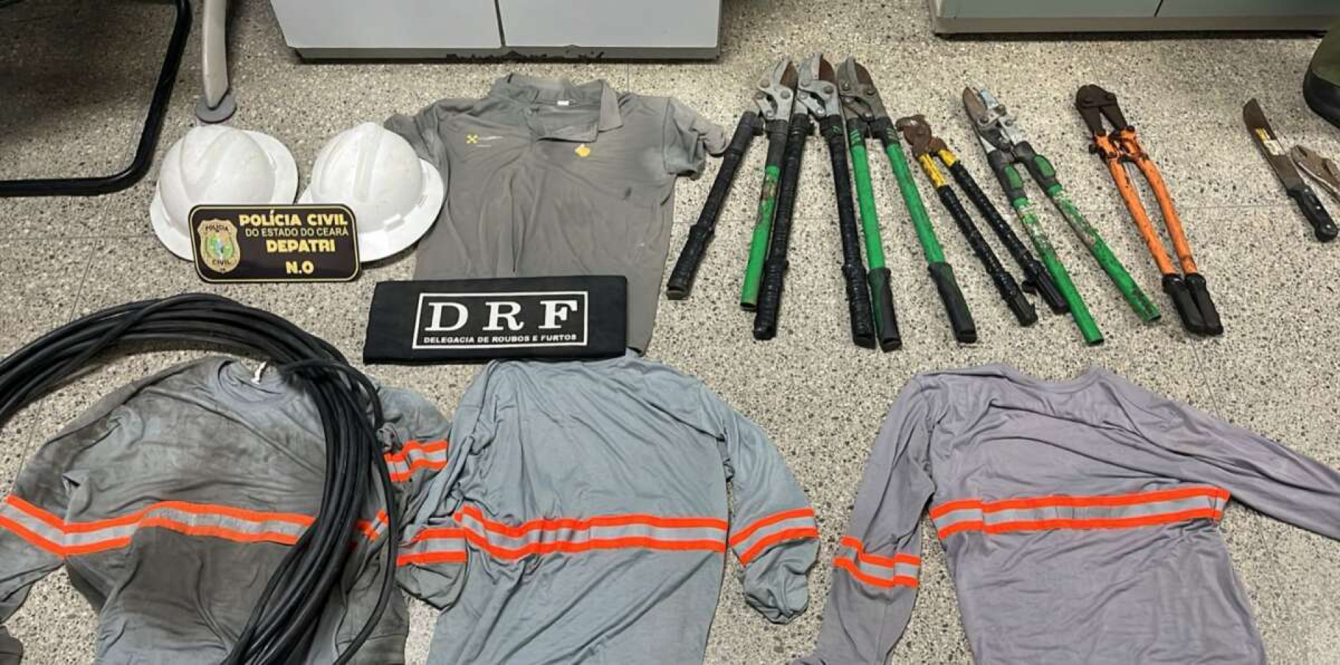 Dez pessoas foram presas acusadas de estelionato, roubo qualificado, porte ilegal de arma de fogo e associação criminosa (Foto: Divulgação/SSPDS)