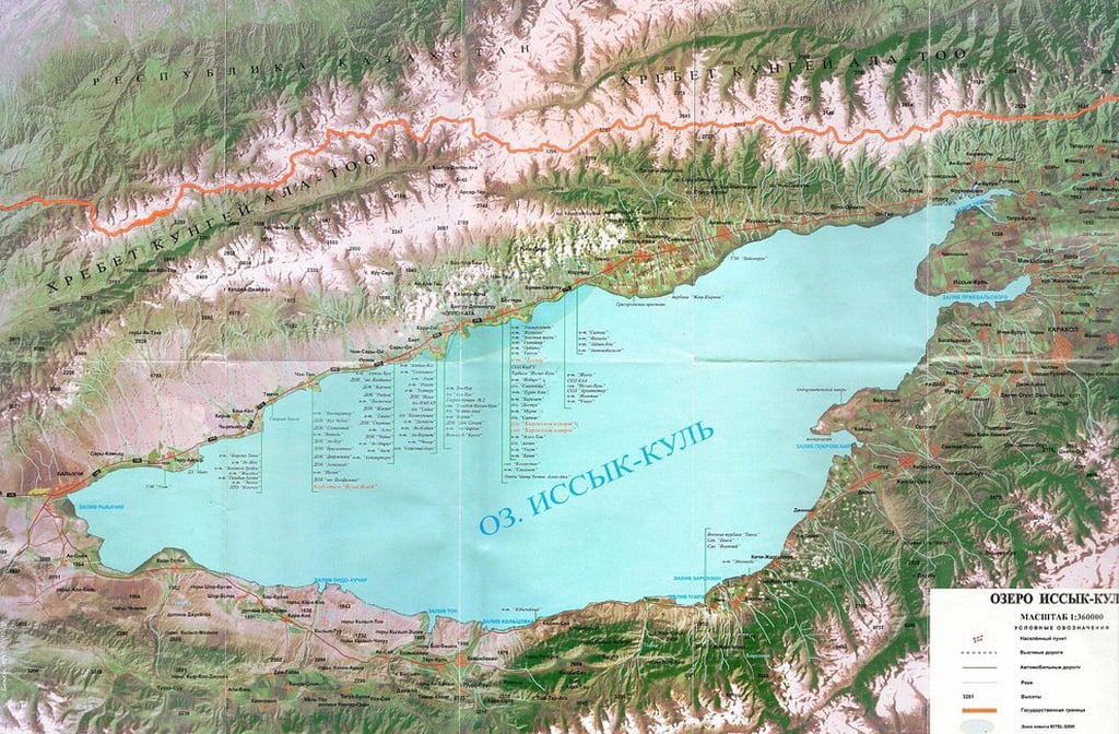 Sob as águas do Lago Issyk-Kul, no Quirguistão, arqueólogos revelaram vestígios de uma cidade medieval perdida. Estruturas de tijolos, uma necrópole islâmica e objetos raros emergem após séculos submersos. A expedição internacional une ciência e tecnologia de ponta para reconstituir um passado soterrado. Assim, Toru-Aygyr desponta como um dos maiores tesouros arqueológicos da Ásia Central.

