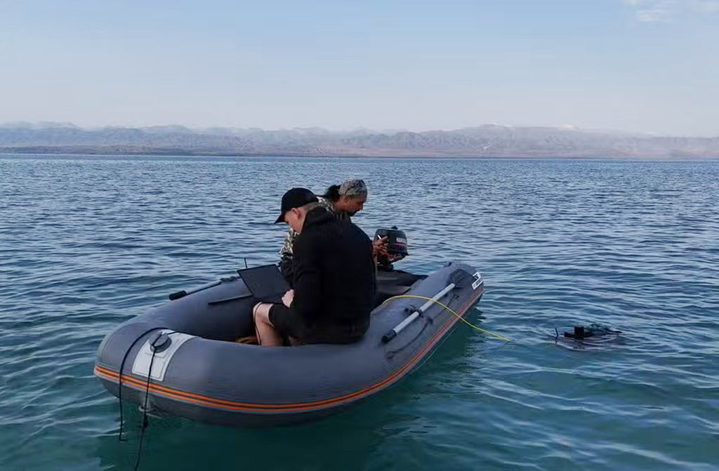 Na primeira fase, em julho, foi testado o sistema robótico Trioniks-6M. O veículo operou com apoio do posicionamento hidroacústico RWLT, guiado por boias de geoposicionamento. Essa combinação eliminou pontos cegos e garantiu até quatro horas de operação diária. O resultado foi um mapeamento preciso de estruturas medievais no fundo do lago.