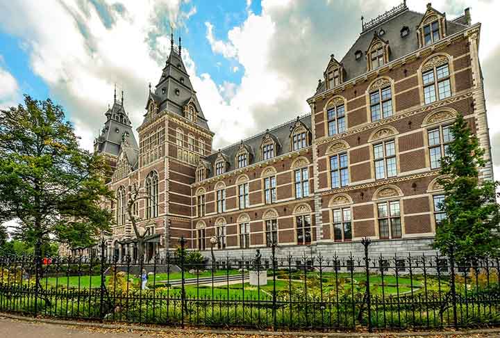 Museu Rijksmuseum - Amsterdã - Holanda. Renomado museu de arte e história, o Rijksmuseum se destaca pela vasta coleção de obras-primas holandesas, incluindo Rembrandt. É um importante destino cultural e turístico e oferece ótima visão da arte e da história da Holanda.