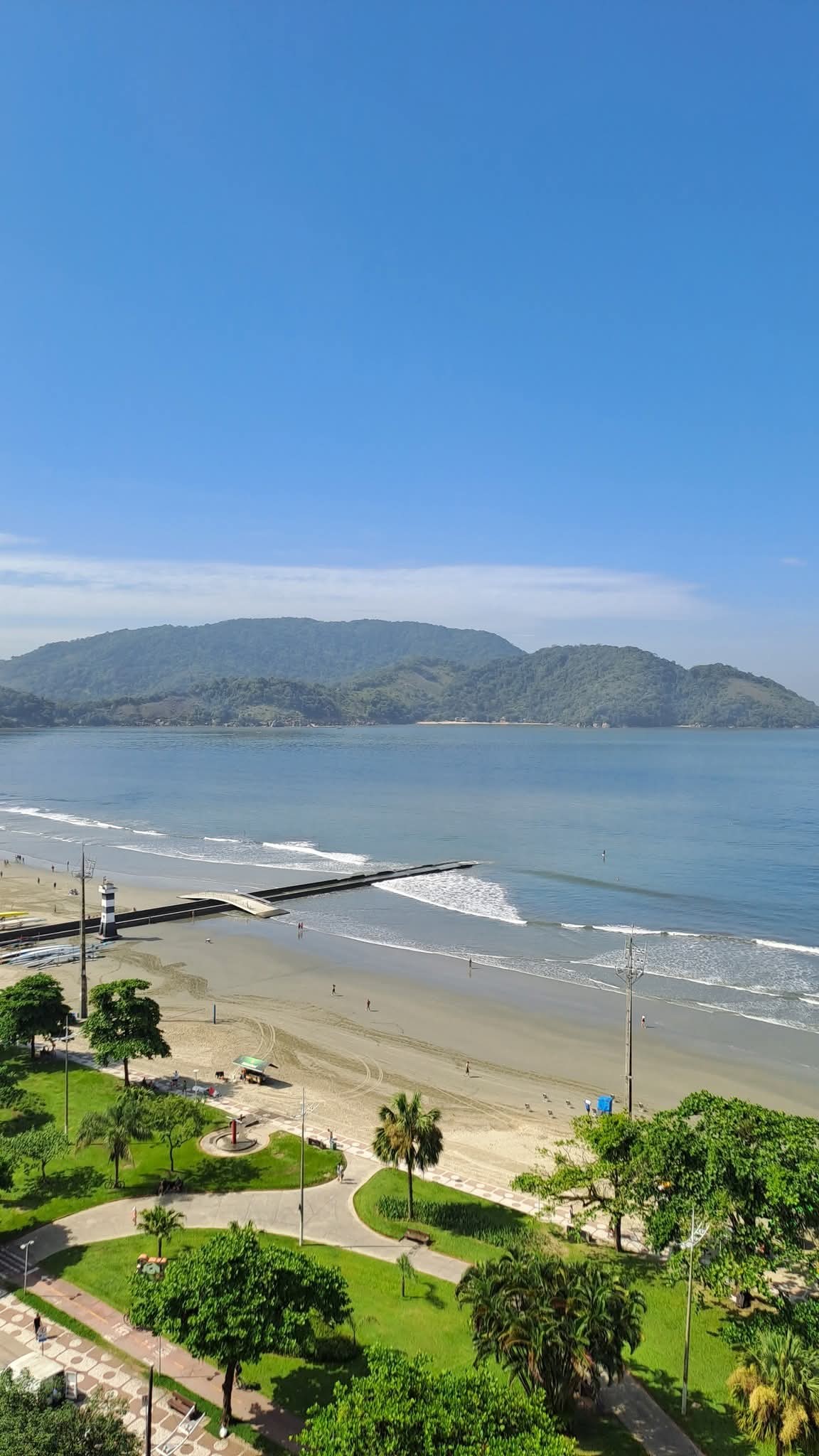 Praia de Aparecida – Considerada uma das praias mais tranquilas de Santos, é bastante procurada por famílias. O bairro dispõe de áreas de lazer, ciclovia, o Sesc Santos e o principal shopping da cidade, além de acesso à balsa que faz a ligação com o Guarujá.
