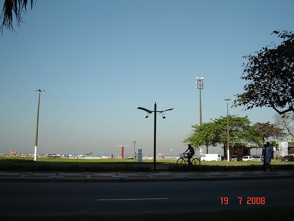 Praia do José Menino – Localizada entre Santos e São Vicente, é conhecida pelas boas condições para a prática do surfe e pela faixa de areia mais ampla, o que contribui para menor concentração de banhistas em períodos de maior movimento. A orla abriga o Orquidário Municipal, o Parque Roberto Mário Santini e o complexo do Quebra-Mar.
