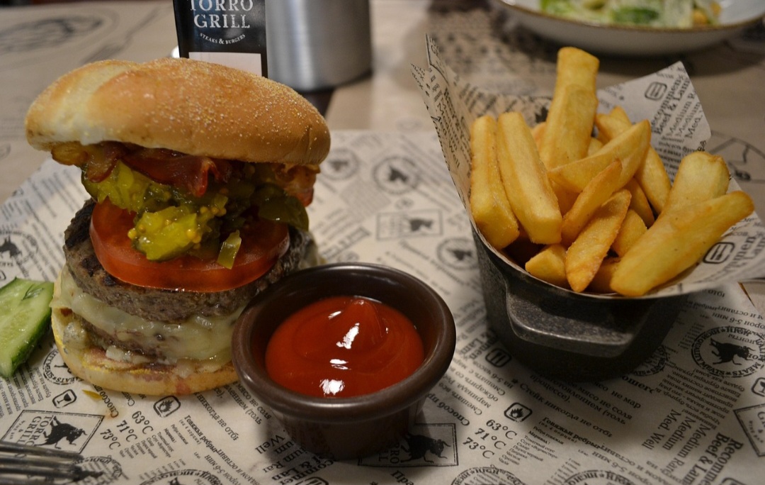 A origem do ketchup tem raízes antigas, a começar na China com um molho de peixe fermentado, chamado ke-tchup. No século XVII, a ideia chegou à Inglaterra, onde se tornou popular, utilizando cogumelos, ostras, pepinos e nozes.