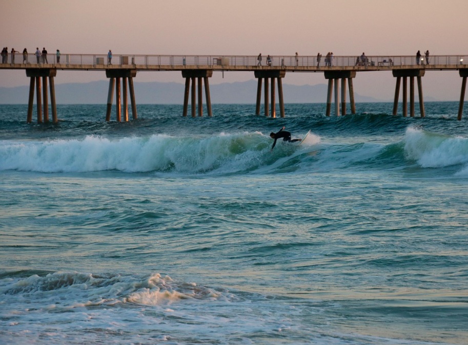 Em áreas turísticas, é comum que essas estruturas abriguem restaurantes, lojas e áreas de convivência, tornando-se um atrativo tanto para moradores quanto para visitantes. Apesar de muita gente usar os termos como sinônimos, há diferenças importantes entre píer e cais.