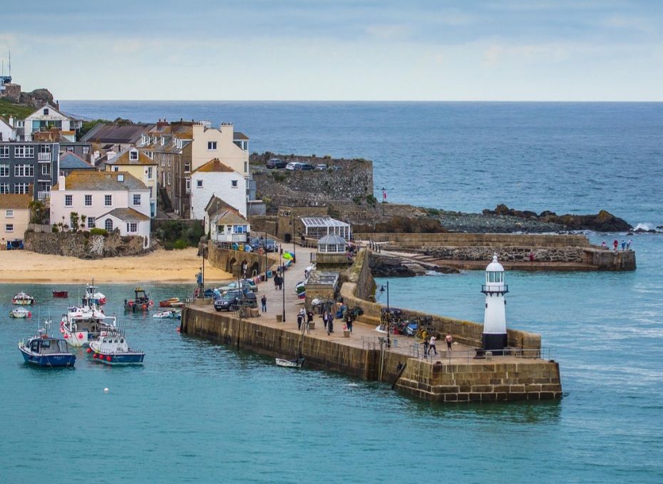 Além dessas duas nomenclaturas mais conhecidas, o Brasil apresenta uma grande variedade de termos regionais. Em comunidades pesqueiras e ribeirinhas, principalmente no Sul, é comum ouvir a palavra trapiche, geralmente ligada a estruturas simples de madeira.