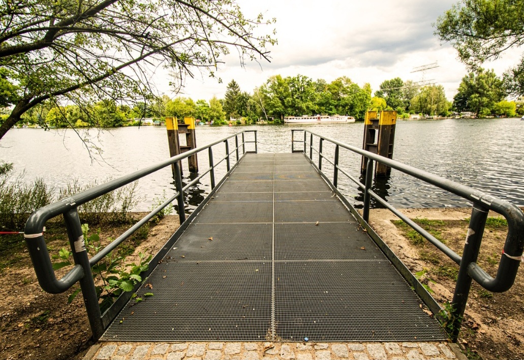 Como ponto turístico, apoio à economia regional ou simples lugar para apreciar o pôr do sol, o píer representa uma das formas mais claras da relação entre o ser humano e o meio aquático, unindo engenharia, cultura e natureza em uma mesma estrutura.