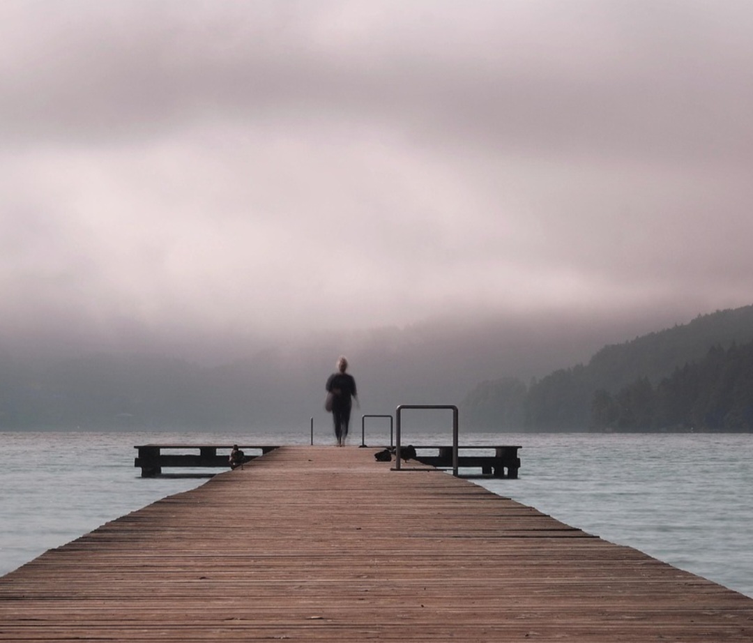 O cais costuma acompanhar a linha da costa, funcionando como uma extensão paralela do terreno, muito associada a portos e operações logísticas. Já o píer normalmente se projeta em direção à água, de forma perpendicular à margem.
