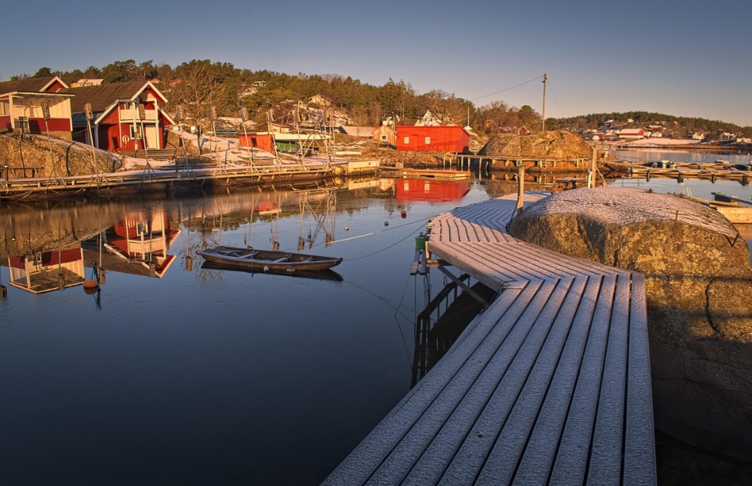 Píeres são estruturas bastante comuns em regiões litorâneas, ribeirinhas e até em áreas de lagos, despertando a curiosidade de quem circula por esses ambientes. Trata-se, afinal, de uma plataforma que avança sobre a água, criando a ligação entre terra firme e espaço aquático.