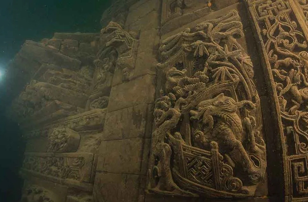 Shicheng possuía cinco portões principais, cada um representando uma direção simbólica. Esses portais ainda podem ser vistos sob a água, com detalhes esculpidos intactos. Eles eram usados como pontos de entrada e defesa da cidade.