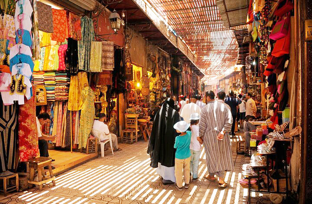 Souk Al-Ahbas – Casablanca, Marrocos: Popular entre locais, vende roupas, utensílios e eletrônicos em meio ao caos típico dos souks urbanos.
