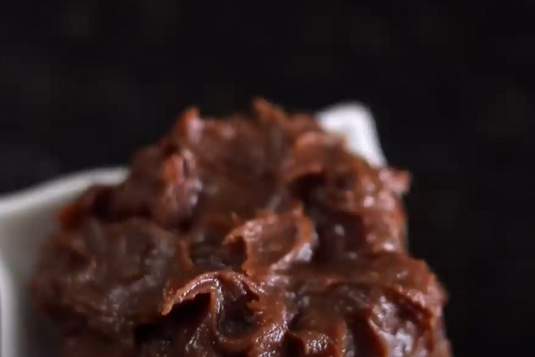 As tâmaras podem ser um excelente substituto do açúcar em receitas de panificação. Quando trituradas, elas se transformam em uma pasta doce que pode ser facilmente incorporada em receitas de pães, bolos e biscoitos.