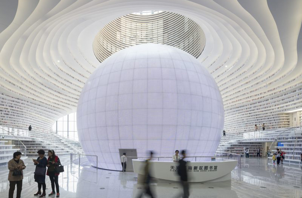 O imenso globo central parece vigiar o conhecimento, metáfora de sabedoria que tudo vê e conecta. Ali, passado e futuro se encontram em silêncio, com o olho como guardião da imaginação coletiva.