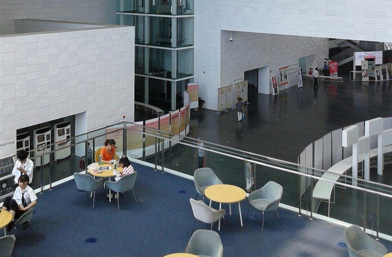 O espaço abriga palestras, concertos e encontros culturais, transformando-se em palco de ideias e arte. Cada evento reforça sua vocação comunitária, onde conhecimento ganha voz e movimento.