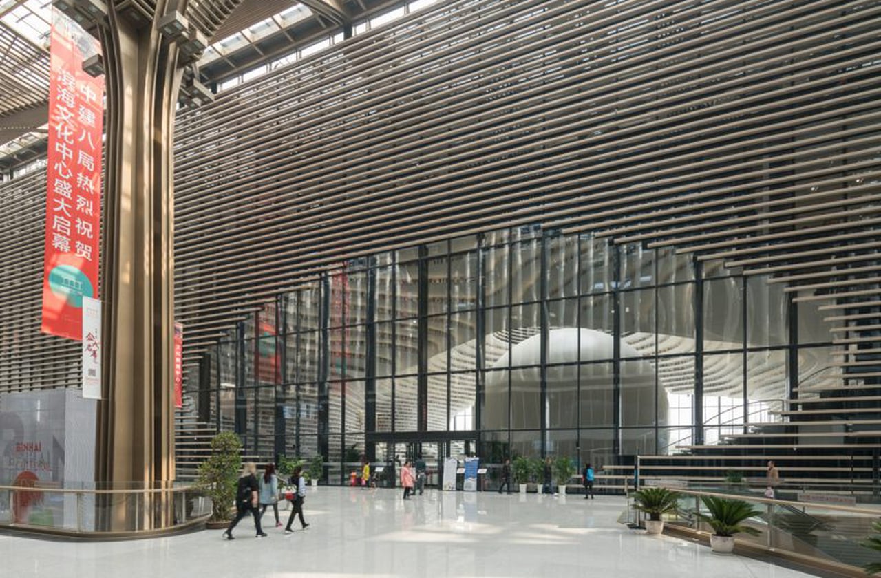 No coração de Tianjin, um megalômano monumento aos livros e inaugurado no fim de 2017 atrai fãs da literatura e da arquitetura. A Biblioteca de Tianjin se tornou um espetáculo, com um imenso “olho” iluminado no átrio central e que observa e acolhe visitantes. Um ícone global que une cultura, design e imaginação.
