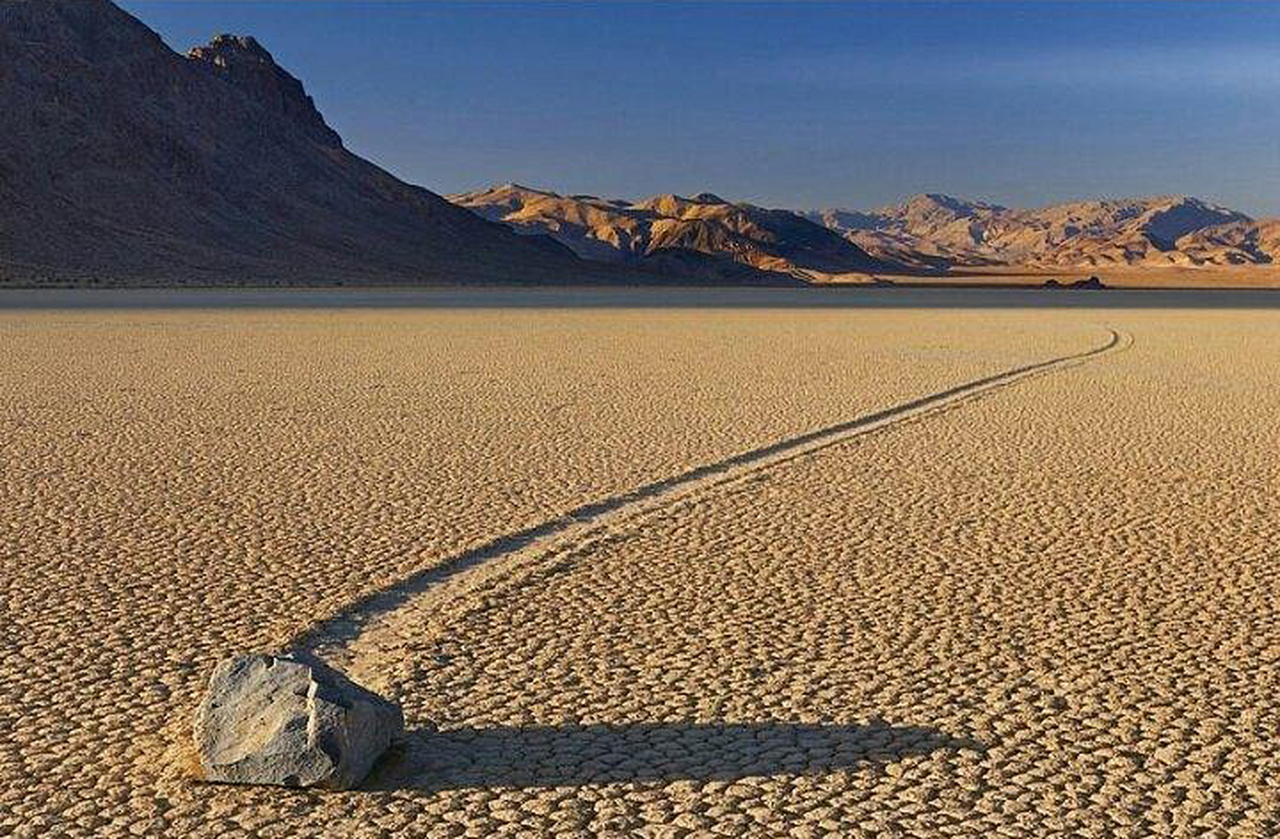Entre seus mistérios, destaca-se a Racetrack Playa, um lago seco onde pedras parecem se mover sozinhas, deixando rastros no solo.  A planície de argila seca fica situada a mais de 1.100 metros de altitude dentro do Vale da Morte. Esse fenômeno intriga cientistas e visitantes há décadas, tornando o local um ícone da curiosidade natural. 