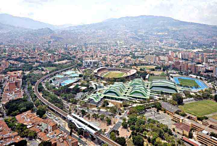 5º) Medellín, Colômbia: Localizada na região montanhosa da Colômbia, Medellín é conhecida como a “Cidade da Eterna Primavera” por seu clima ameno e estável ao longo do ano. 
