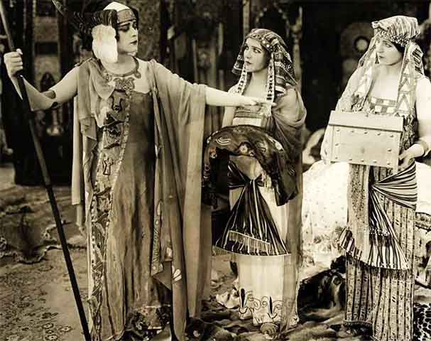 Antes disso, a atriz Theda Bara estrelou o clássico “Cleópatra”, em 1917, uma produção muda que ajudou a criar a imagem lendária da soberana. 
