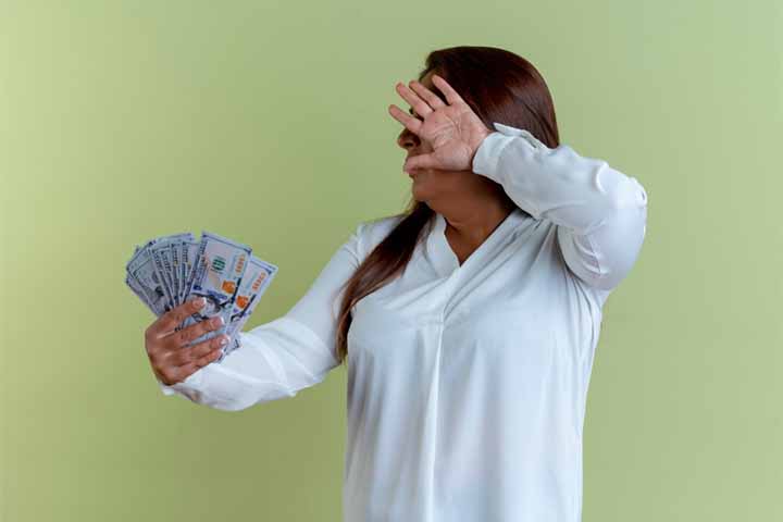 Crometofobia - Medo intenso e desproporcional de gastar dinheiro ou de lidar com questões financeiras. Essa fobia vai além da preocupação comum com despesas, podendo gerar ansiedade extrema e comportamentos que prejudicam a vida cotidiana.
