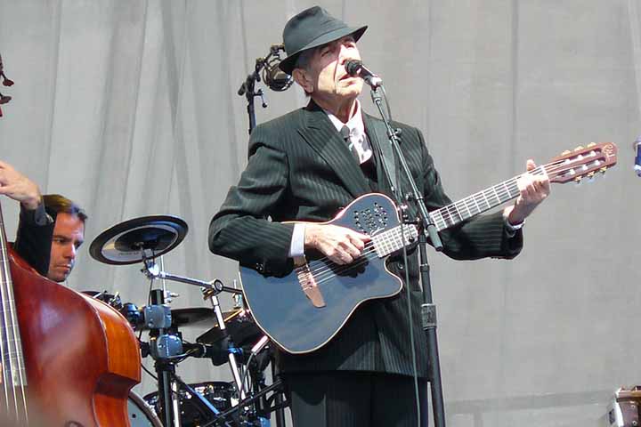 O cantor, compositor e poeta canadense Leonard Cohen morreu em novembro de 2016, aos 82 anos, após sofrer uma queda da cama durante a madrugada.  
