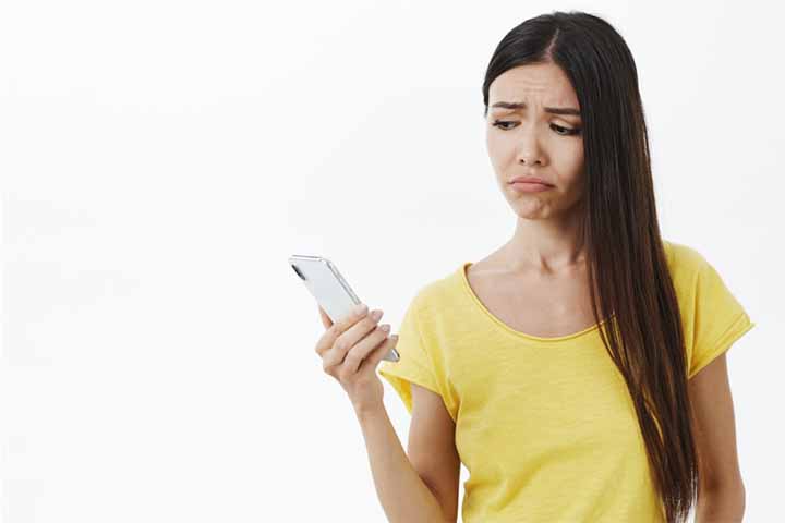 Nomofobia - Medo intenso de ficar sem acesso ao telefone celular ou à conexão digital. A fobia está ligada à ansiedade de desconexão, podendo provocar angústia quando o aparelho acaba a bateria, fica fora de sinal ou é esquecido em casa.
