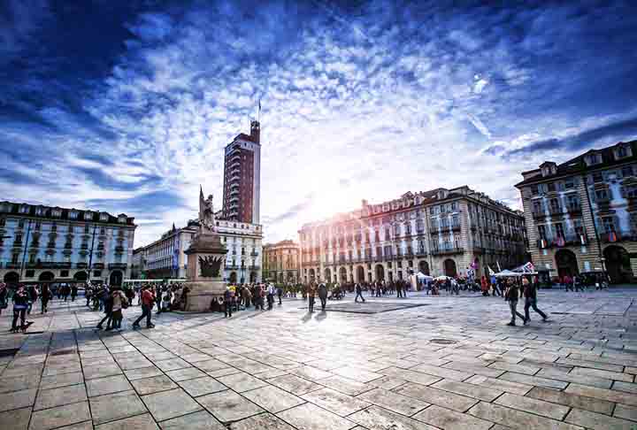 A Piazza Castello é uma praça importante da cidade de Turim , Itália . Ela abriga vários marcos da cidade, museus, teatros e cafés. Assim, a praça tem formato retangular e abriga em seu centro o conjunto arquitetônico do Palazzo Madama.