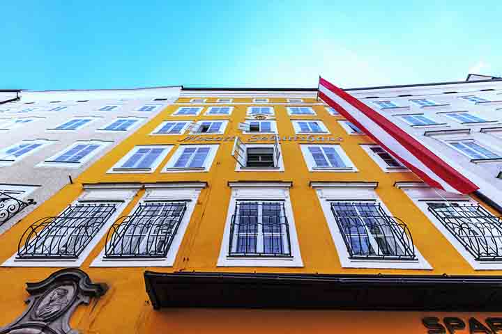 O museu permite conhecer detalhes da infância e da carreira de Mozart, concedendo uma viagem fascinante pela vida do gênio da música clássica. Para os amantes da arte, a visita é essencial para entender sua trajetória e legado.