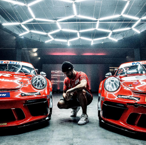 O carioca, presente em listas de homens mais bonitos do país, teve seu último papel na novela “Todas as Flores”, em 2022. Mas ele não sente falta. Ao consolidar sua transição definitiva para o automobilismo profissional em 2025 após participar por anos de corridas e eventos a motor por hobby, ele decidiu dar prioridade a um esporte que requer disciplina, preparo físico e atenção total. 
 