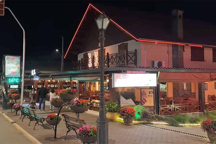 O frio é, sem dúvida, um dos grandes atrativos. Durante o inverno, as temperaturas costumam cair para um dígito nas madrugadas, com registros próximos de zero grau em anos mais rigorosos. 
