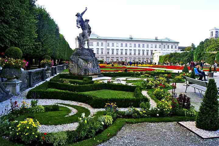 Seus jardins simétricos, repletos de esculturas e fontes, proporcionam um passeio agradável e fotogênico. Localizado no coração de Salzburgo, o conjunto é um dos pontos turísticos mais icônicos da cidade.