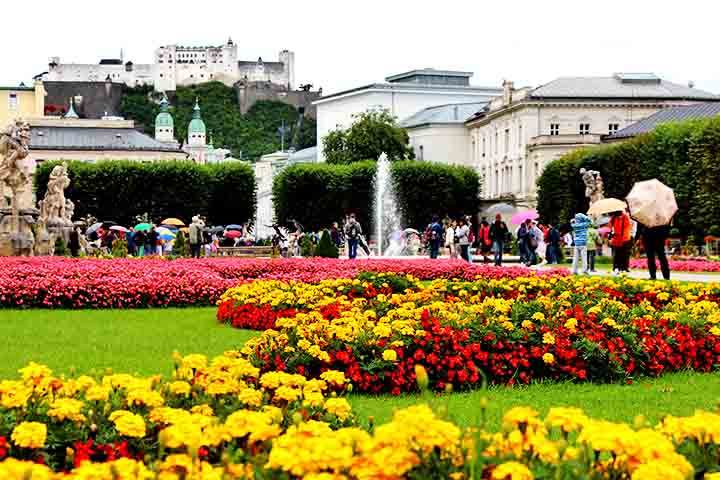 Construído no século XVII, o Palácio Mirabell encanta com sua arquitetura barroca e seus belíssimos jardins, que foram cenário do filme A Noviça Rebelde. O palácio abriga uma das mais belas salas de casamento do mundo, a Marmorsaal, onde ocorrem concertos e eventos.
