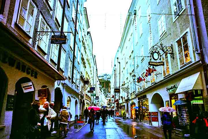 A arquitetura barroca, com edifícios estreitos e passagens ocultas, cria uma atmosfera diferenciada. Caminhar por Getreidegasse é uma experiência cultural e histórica imperdível, misturando tradição e modernidade no coração da cidade.