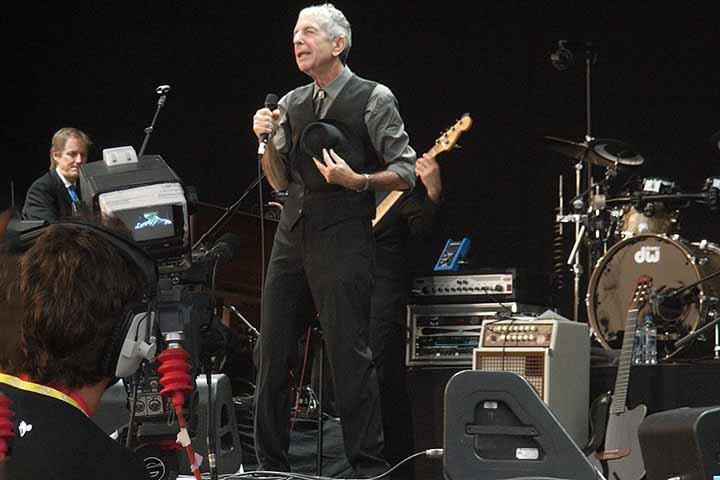 Seu álbum de estreia, “Songs of Leonard Cohen” (1967), apresentou ao público um artista de voz grave e contida, mais próximo de um narrador do que de um intérprete convencional. 
