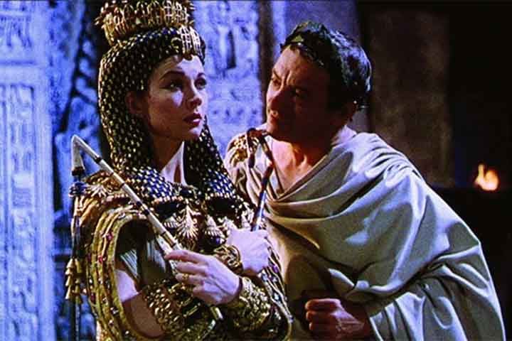 Ao longo dos anos, Cleópatra também apareceu em filmes como “César e Cleopatra”, de 1945, estrelado por Vivien Leigh.