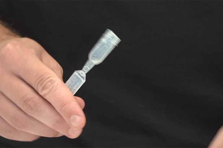 O produto é vendido apenas com prescrição médica e cada embalagem, com doses para 25 dias, custa o equivalente a R$ 420.
