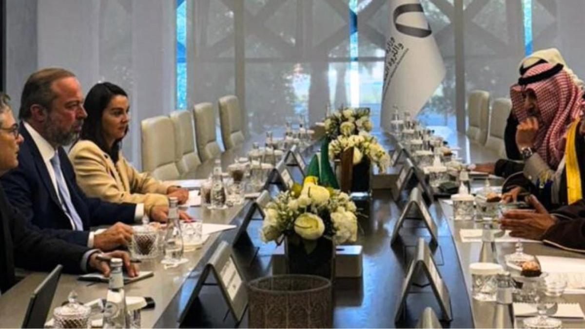Ministro Alexandre Silveira se reuniu com o ministro da Ind&uacute;stria e Recursos Minerais da Ar&aacute;bia Saudita Bandar Al-Khorayef