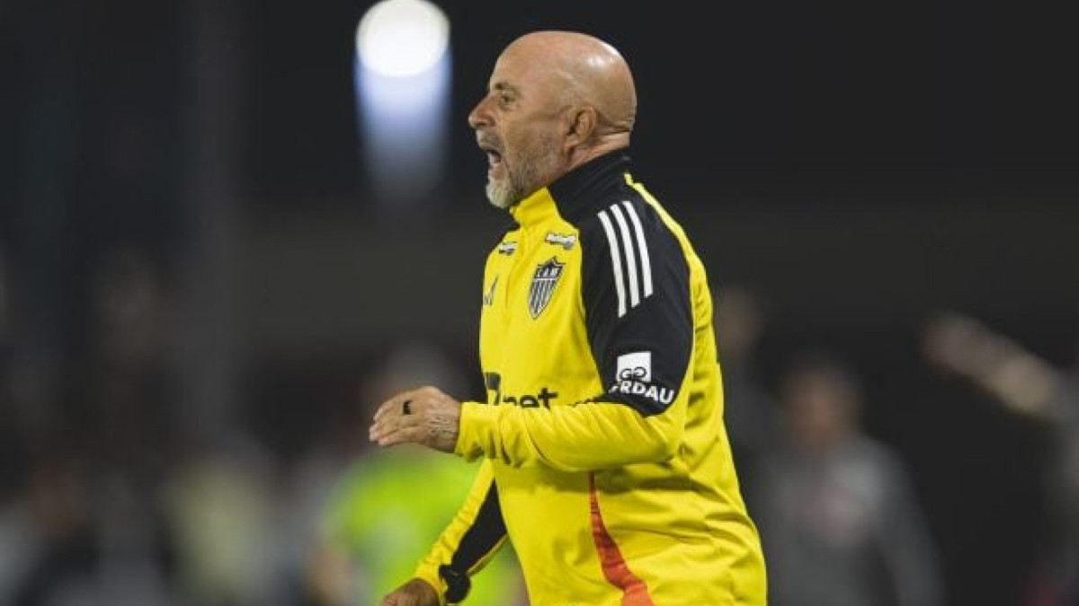 Técnico exige meia e atacante, usa contratação do rival como exemplo de investimento e pressiona donos da SAF por soluções rápidas