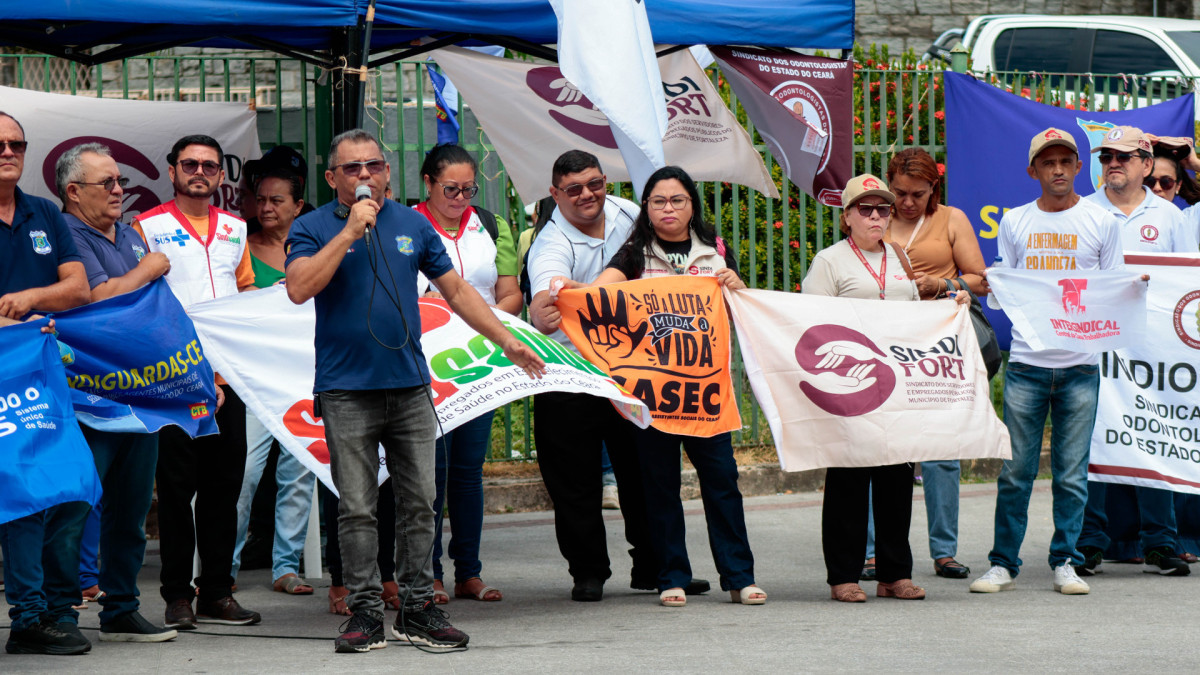 FORTALEZA, CEAR&Aacute;, BRASIL, 12-01-2026: Ato de Protesto dos Sindicatos para tratar da campanha salarial de 2026 em frente ao Pa&ccedil;o Municipal. (Foto Samuel Setubal /O Povo)