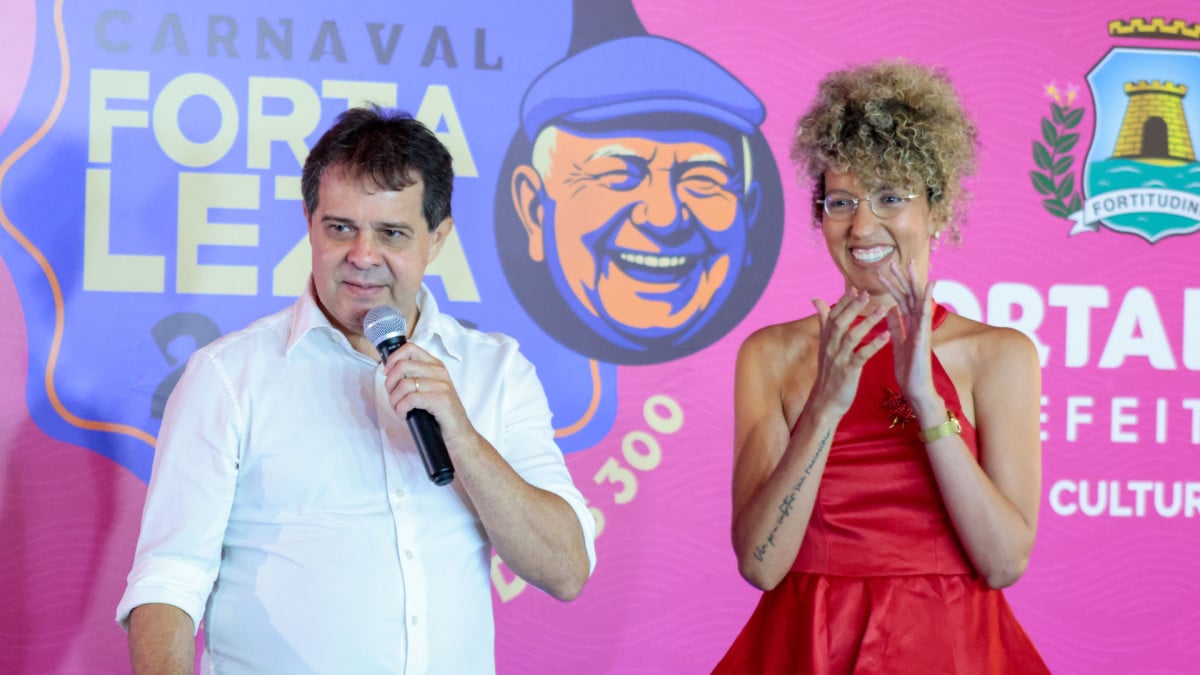FORTALEZA, CEARÁ, BRASIL, 12-01-2026: Prefeito Evandro Leitão e Secretária da Cultura Helena Barbosa anuncia a nova progamação dos novos polos de carnavalno Paço Municipal. (Foto Samuel Setubal /O Povo)