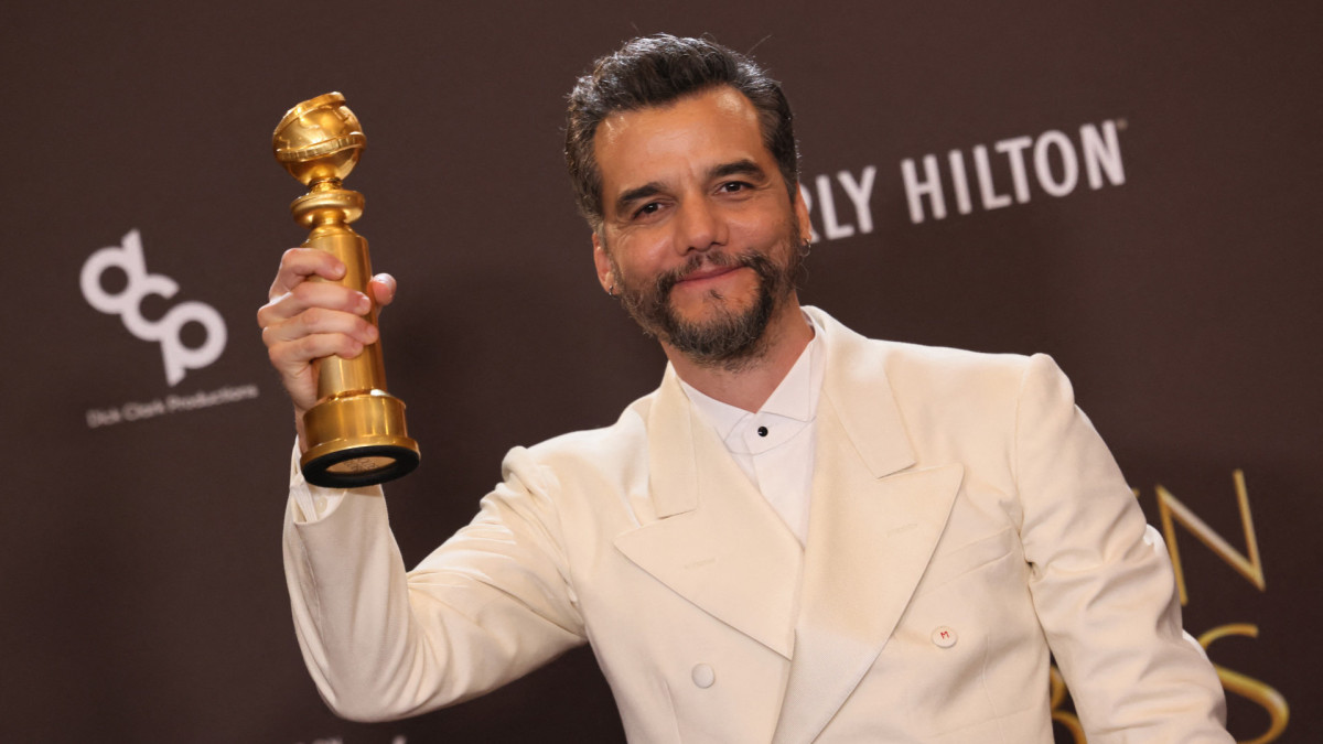 O ator brasileiro Wagner Moura posa com o pr&ecirc;mio de Melhor Ator em Filme Dram&aacute;tico por "O Agente Secreto" durante a 83&ordf; edi&ccedil;&atilde;o do Globo de Ouro, em 11 de janeiro de 2026