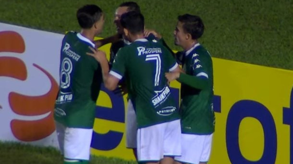 Time de Campinas marca no primeiro tempo, sustenta  a pressão, amplia e manda o Timão, maior campeão da Copinha, para casa ainda na 2ª fase