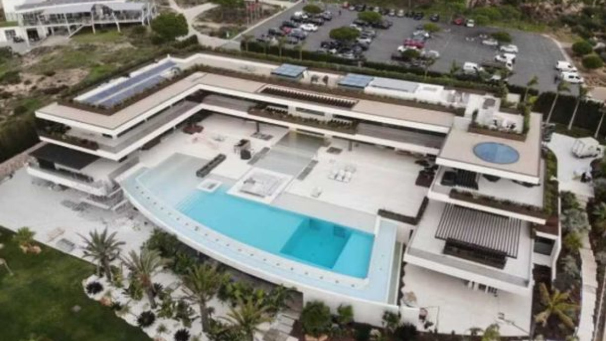 Imóvel em área exclusiva de Cascais, em Portugal, levou três anos para ficar pronto e abrigará a família do astro depois do fim de sua carreira