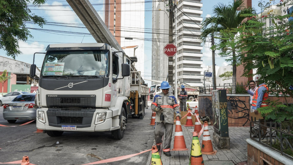Mais de mil ocorrências na rede elétrica foram registradas por conta de colisões contra postes em 2025