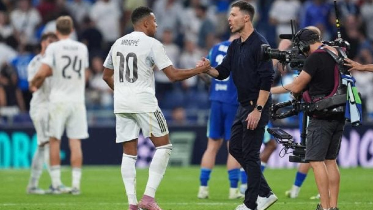 Atacante agradece ao treinador nas redes sociais e destaca confiança e aprendizado durante o período juntos