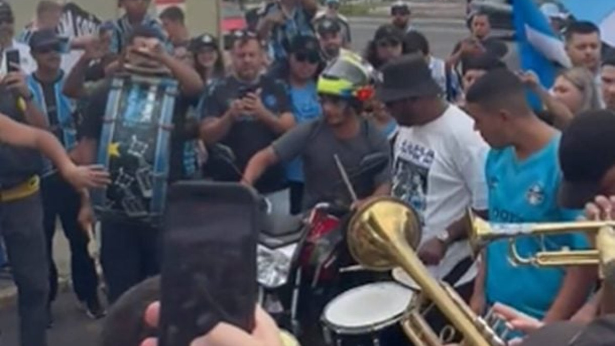 Atacante assinar[a contrato que pode ter duração de até quatro anos e sua apresentação no Grêmio ocorre na tarde desta segunda