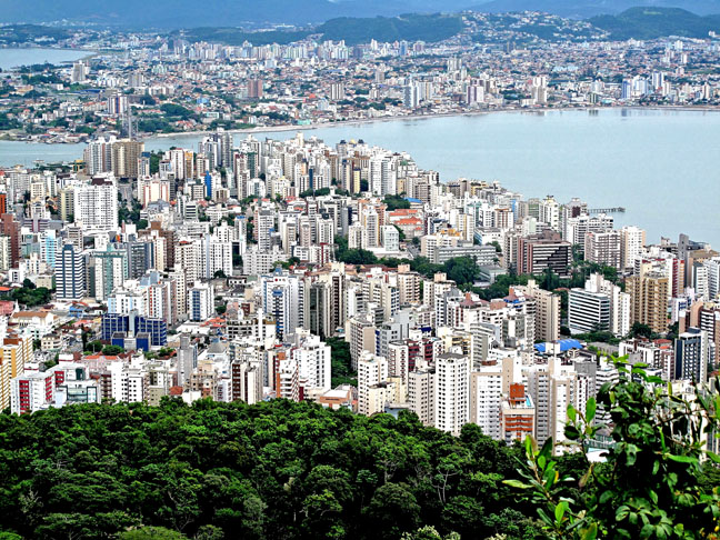 Ideal para quem busca clima equilibrado e dias ensolarados, já que a cidade tem mais de 40 praias e uma grande diversidade de paisagens.