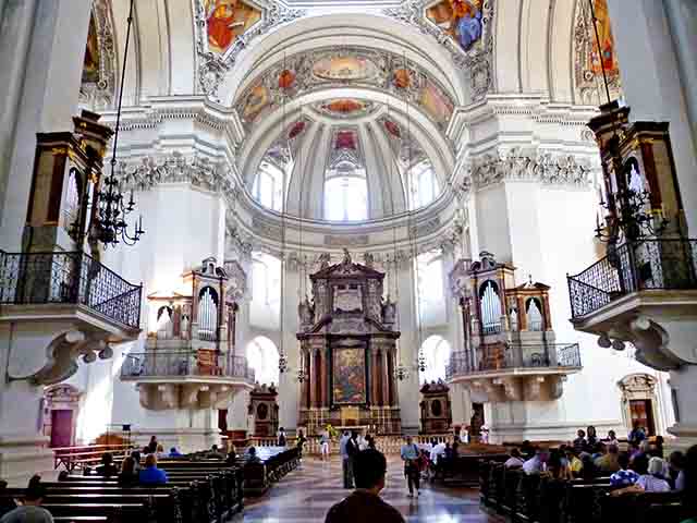 Seu interior impressiona com afrescos magníficos, um altar imponente e um órgão histórico onde Mozart tocou. A cúpula majestosa e a fachada imponente fazem dela um ponto turístico essencial. Além de sua beleza arquitetônica, a catedral tem grande importância religiosa e cultural para a cidade.